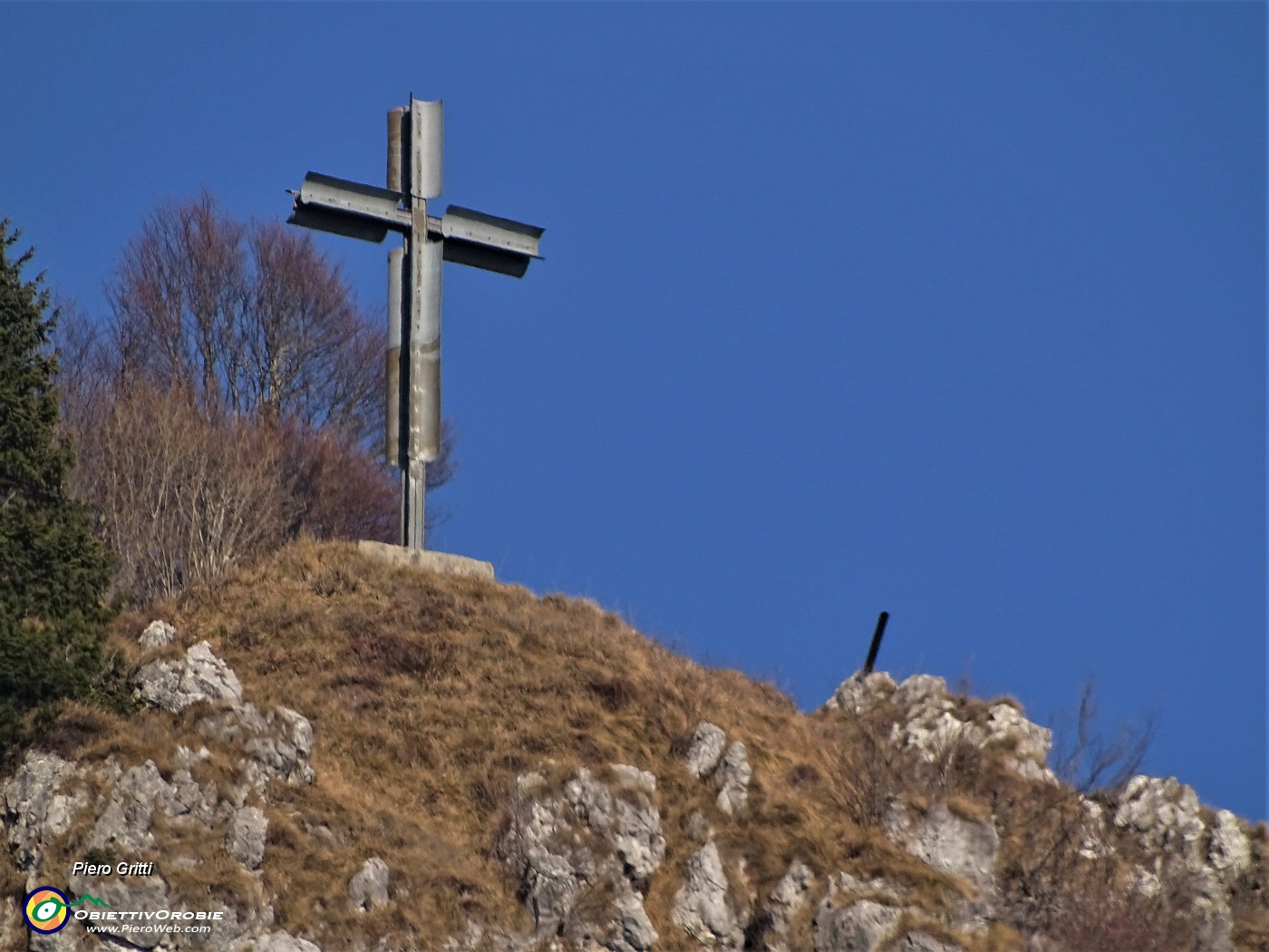 61 Zoom sulla soprastante croce di Cima Cornetti.JPG